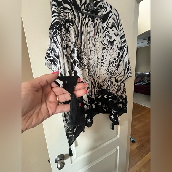 NEW! Vince Camuto Black and White Women's Wrap, Kimona, Ruana Style OSFM - Picture 9 of 16